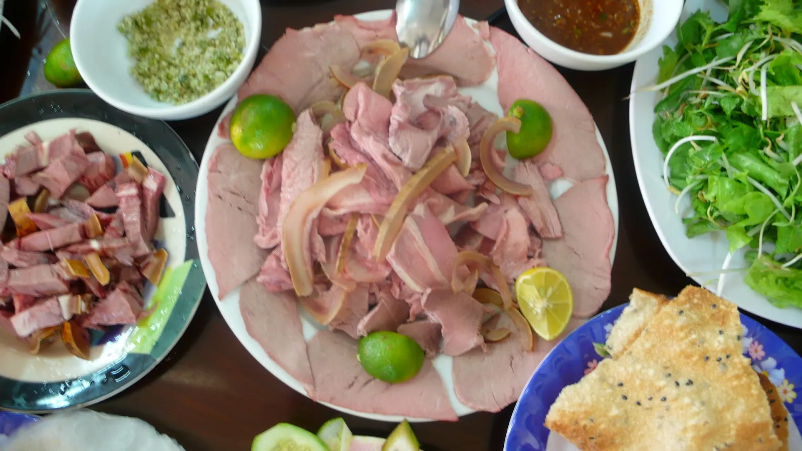 Đặc sản Bò tái Cầu Mống hấp dẫn, thu hút khách phương xa