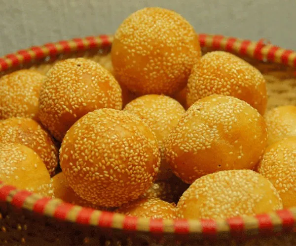 Bánh cam miền Tây nóng hổi, thơm bùi mùi dầu chiên