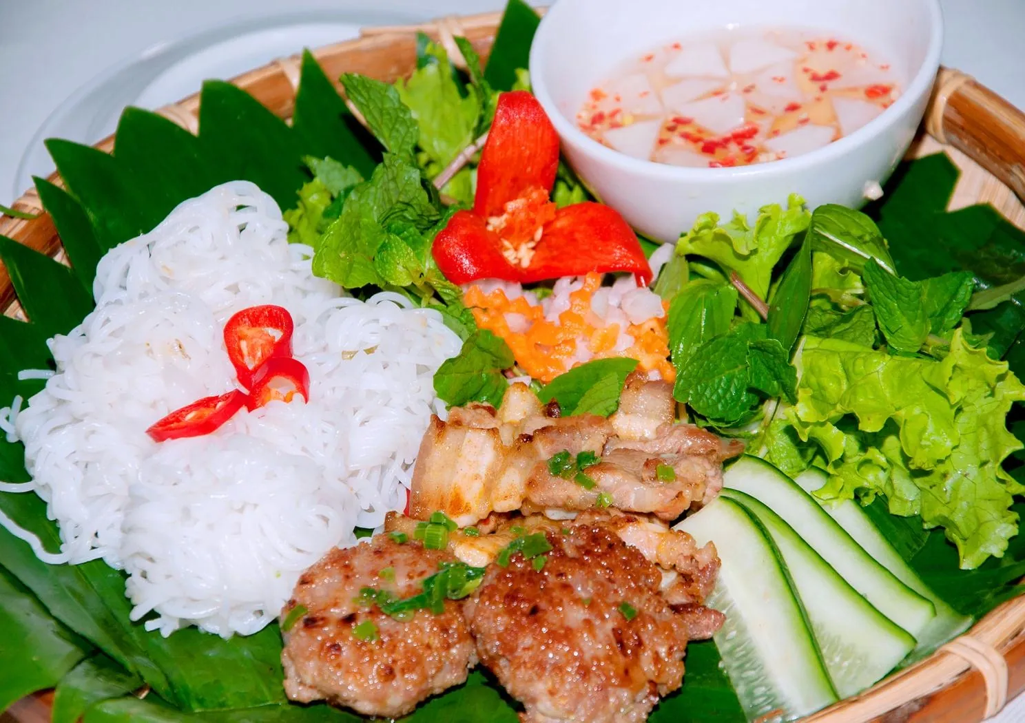 Thưởng thức đặc sản Hà Nội với món Bún chả giá rẻ