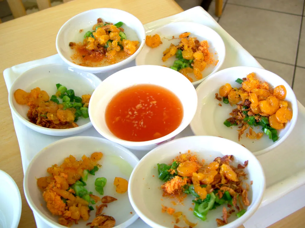 Đặc sản riêng của Huế với món Bánh bèo chén đậm đà