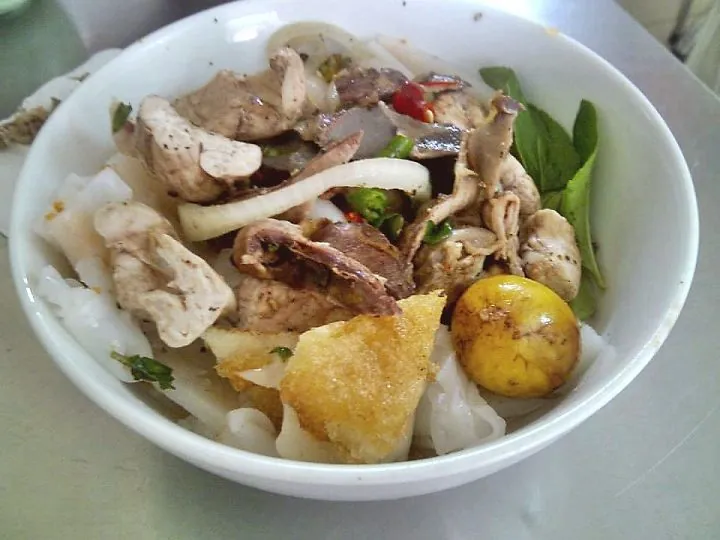 Thưởng thức bánh ướt lòng gà Lâm Đồng thơm ngon
