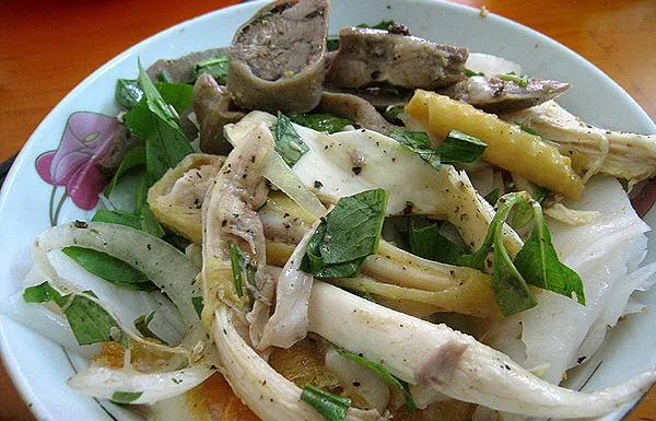 Thưởng thức bánh ướt lòng gà Lâm Đồng thơm ngon