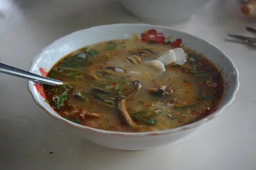 Thưởng thức tô cháo lươn chín nhừ, sánh vàng ăn cùng bánh mì đậm đà xứ Nghệ