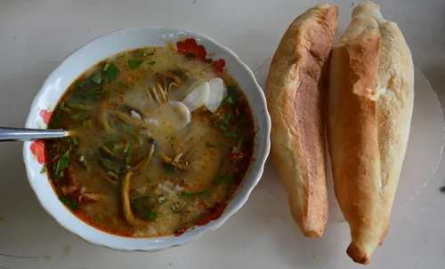 Thưởng thức tô cháo lươn chín nhừ, sánh vàng ăn cùng bánh mì đậm đà xứ Nghệ