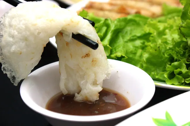 Thưởng thức bánh xèo vỏ Bình Định để cảm nhận được hương vị độc đáo