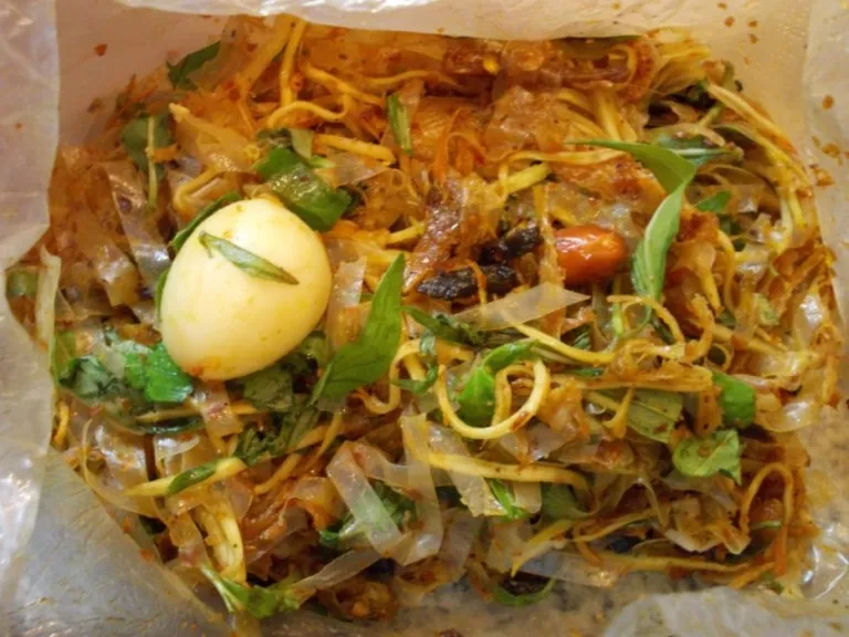 Cách làm món bánh tráng trộn đúng chất Sài Gòn