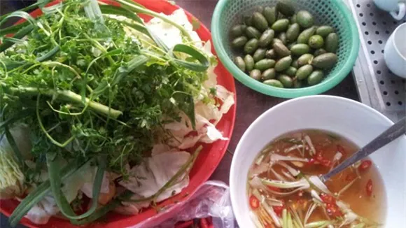 Thưởng thức nhót xanh cuốn bắp cải ngon đúng điệu Tây Bắc