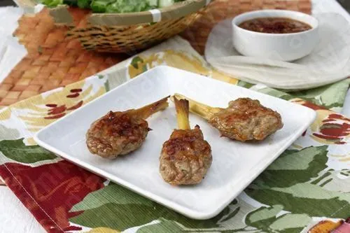 Cuối tuần làm nem lụi Huế thơm ngon