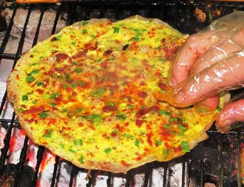 Ăn vặt không gì ngon bằng bánh tráng nướng mỡ hành Phan Rang