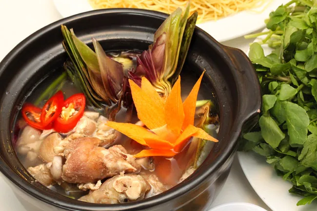 Đặc sản Đà Lạt – Canh hoa atiso hầm giò heo
