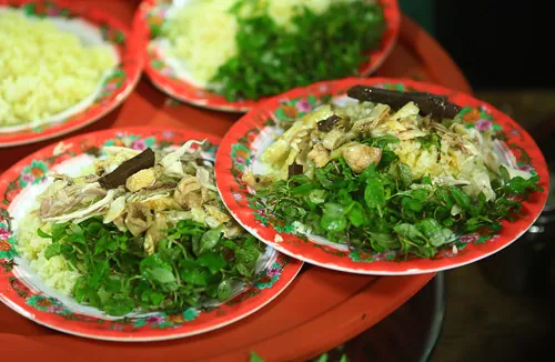 Cơm gà bà Buội ngon nức tiếng ở Hội An