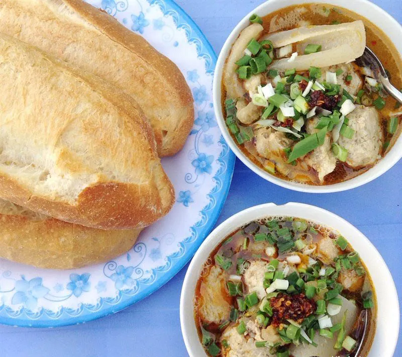 Bánh mì xíu mại nóng hổi ấm lòng du khách Đà Lạt