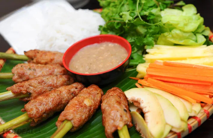 Điều làm nên sự khác lạ cho món nem lụi xứ Huế