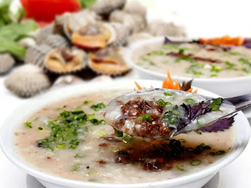 Thưởng thức bát cháo nhum thơm ngon của xứ biển