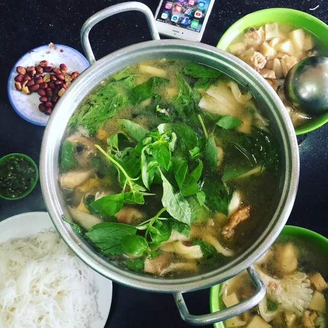 Đến Đà Lạt nhớ thưởng thức lẩu gà lá é