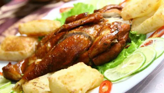 Món đặc sản gà quay xôi phồng Bình Dương nức tiếng gần xa