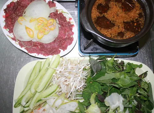 Lẩu bò nhúng mắm ruốc món đặc sản Bình Dương
