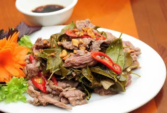 Thịt trâu nấu lá lồm món đặc sản lạ miệng của Hòa Bình