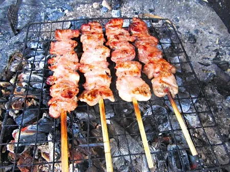 Thơm phức món đặc sản lợn đồi Tam Đảo xiên nướng