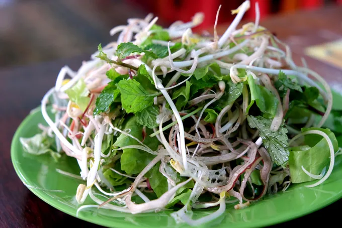 Hương vị bún cua thối nổi tiếng phố núi Pleiku