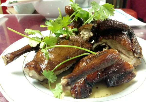 Bún bò Nam Bộ và chim quay ngon nức tiếng ở khu “phố Tây” Tạ Hiện