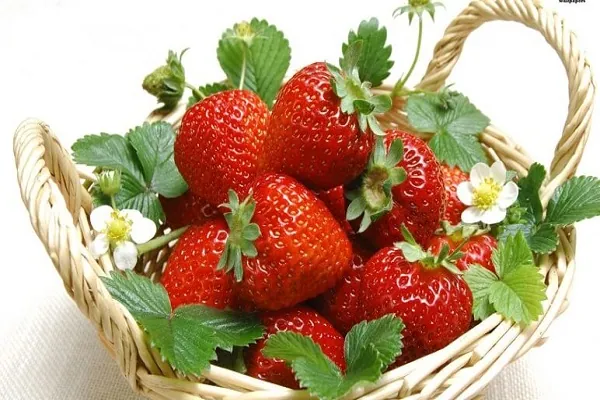 Giải nhiệt mùa hè cho con với cách làm món dâu tây đá bào mát lạnh