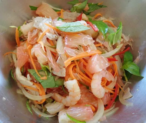 Giòn giòn khó quên với món gỏi bưởi tôm mực