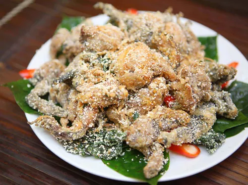Mâm cơm chiều mưa hấp dẫn hơn với món ếch rang muối giòn rụm