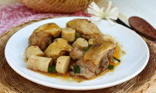 Thịt gà kho măng ngon đậm đà khó trộn lẫn