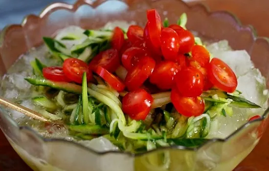 Bữa cơm mùa hè ngon miệng hơn với canh dưa chuột mát lạnh