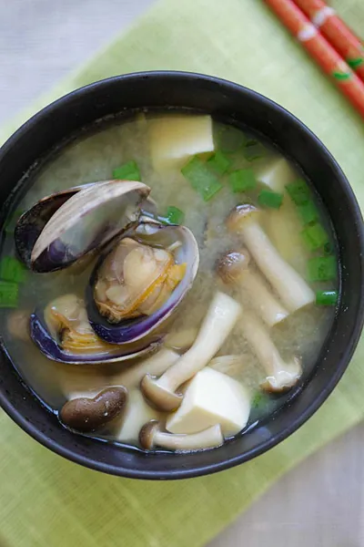 Canh miso nấu ngao và nấm đậu ngọt ngon, hấp dẫn