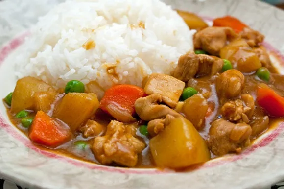 Cách làm cơm cà ri gà thơm ngon nức mũi chẳng kém nhà hàng