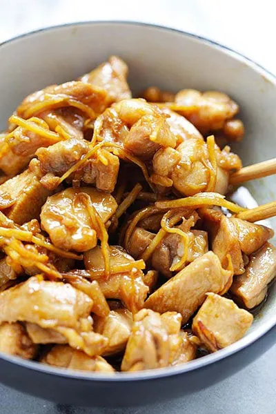 Gà kho xì dầu và gừng ngon đậm đà