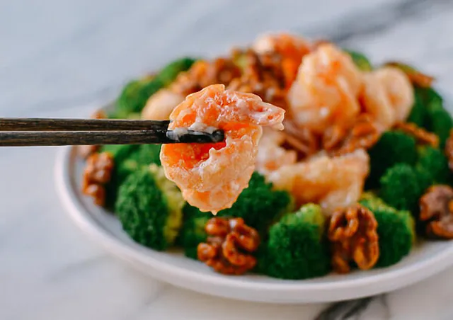 Tôm chiên sốt mayonnaise ngon và hấp dẫn không kém nhà hàng