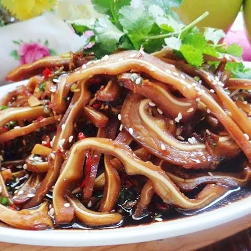 Tai heo om nước dừa giòn ngon sần sật