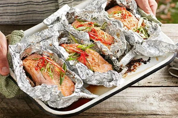 Cá hồi nướng giấy bạc ngọt ngon lại lạ miệng