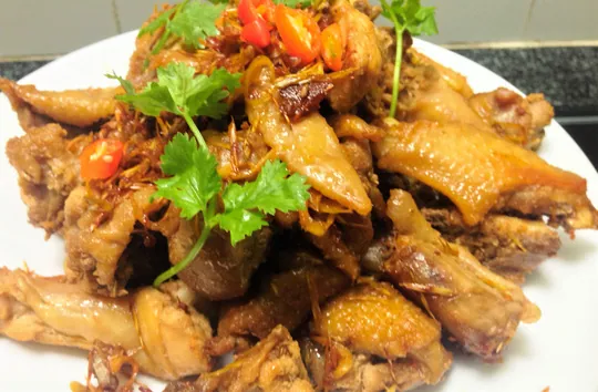 Một chiều mưa bất chợt có món gà xào sả ớt thì ngon cơm không gì bằng