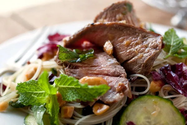 Bún trộn nộm bò giòn mát cho ngày ngán cơm