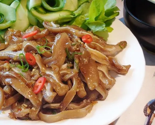 Tai lợn xào sả ớt giòn cay cực lạ miệng