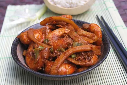 Tôm kho cùi dừa vừa ngon vừa béo ngậy khiến bữa ăn ngon miệng hơn