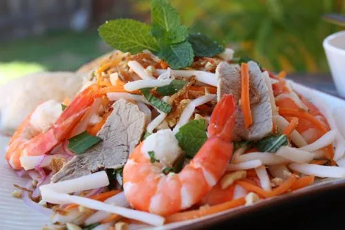 Trổ tài làm gỏi ngó sen tôm thịt ai ăn cũng ghiền