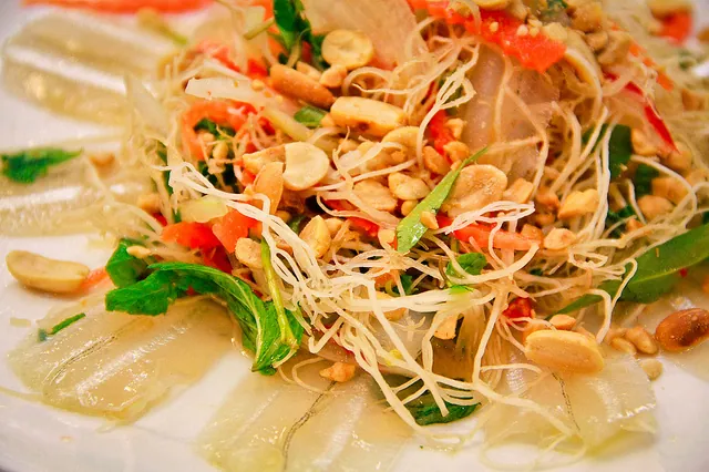 Đến Phan Thiết nhớ thưởng thức món gỏi cá mai cực ngon và lạ