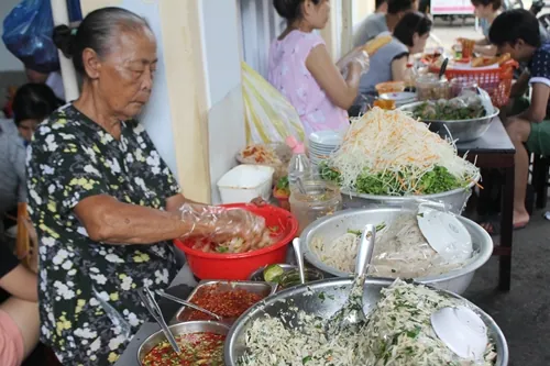 Đến Đà Nẵng nhớ ghé quán mít trộn ‘bà già’ lúc nào cùng đông nghịt khách