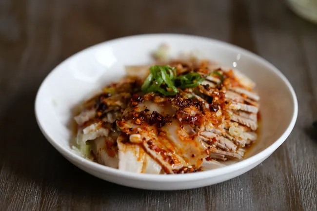 Thịt ba chỉ luộc sốt tỏi cay xè ngon khó cưỡng
