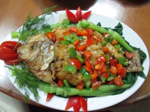 Mâm cơm chiều bắt mắt với cá diêu hồng sốt ngũ sắc