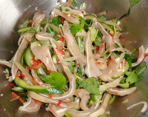 Nộm xoài xanh và tai lợn giòn giòn chua chua cực đã