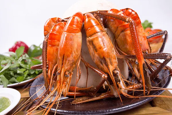 Tôm sông um trái dừa dân dã mà ngon không gì bằng