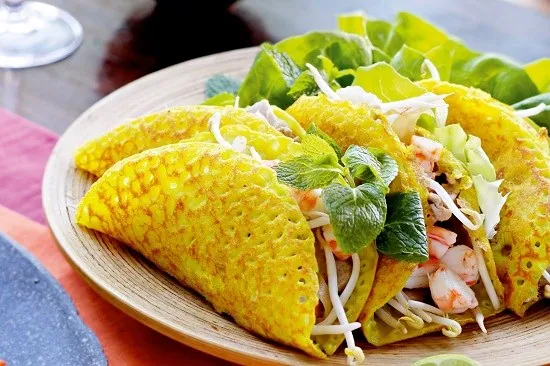 Ngày mưa ở nhà rủ nhau làm bánh xèo thơm ngon, giòn rụm cực đã