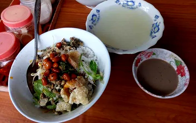 Đến Huế nhớ ghé ăn cơm hến ngon nổi tiếng một vùng