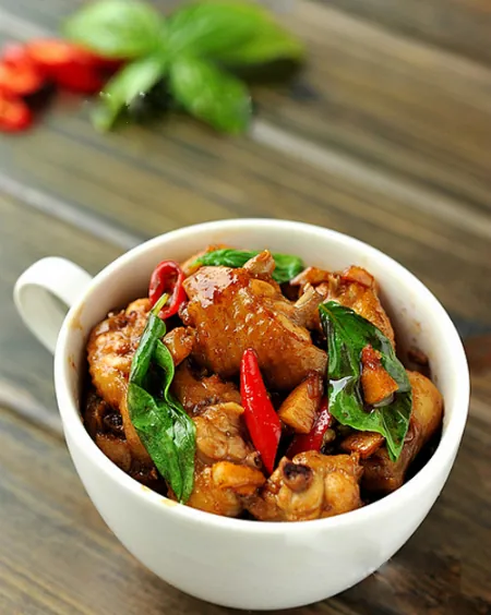 Gà xào húng quế thơm thơm cực bắt cơm